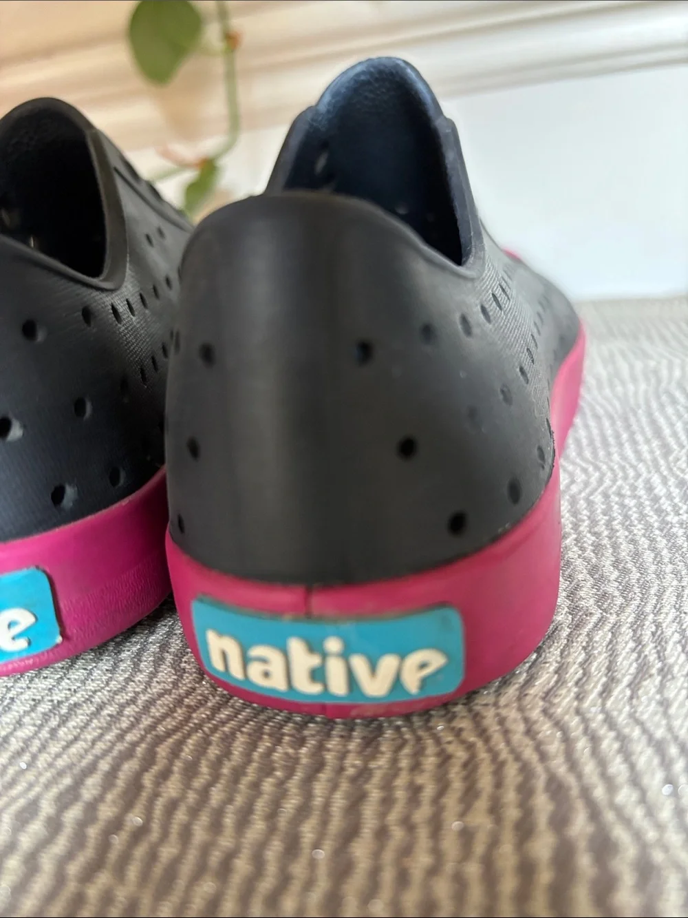 Native Jefferson Jiffy Black/Samba Pink Slip-On Water Kids Shoes C13
